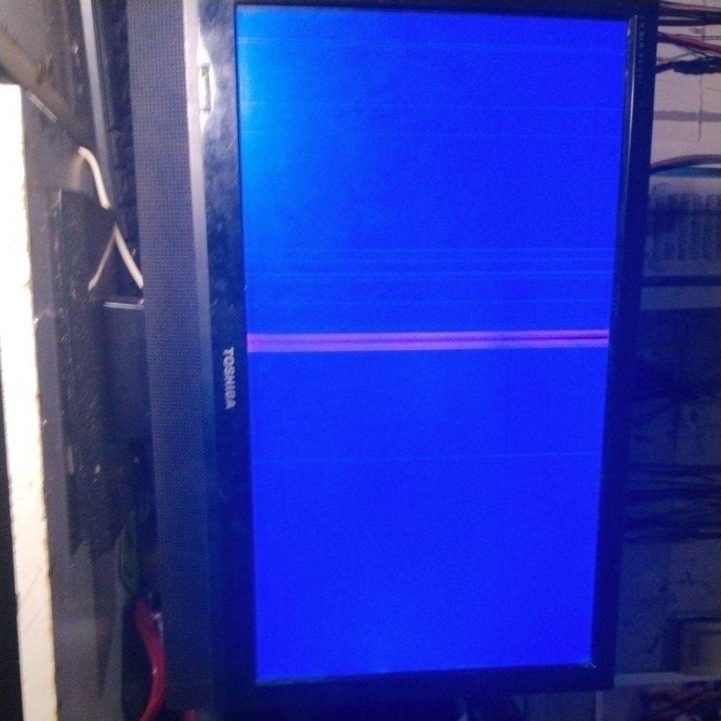tv led TOSHIBA 19'' layar bergaris
