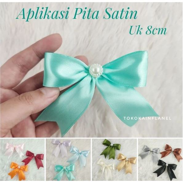 

Aplikasi Pita Mutiara Bahan Satin uk 8cm (Per 12 Pcs) Untuk Hiasan Souvenir Box / Kotak Hampers