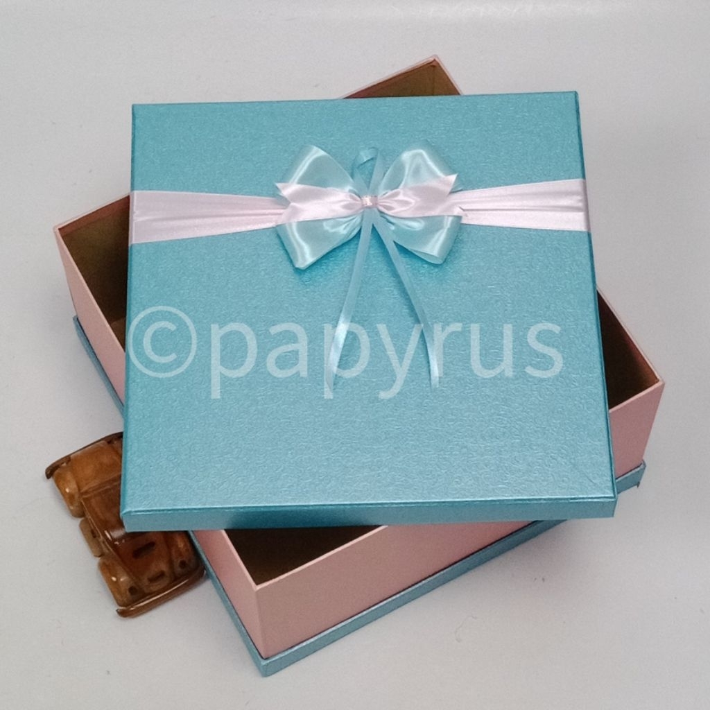 

PAPYRUS Sandwich 30x30 Tinggi 15cm Kotak Kado Gift Box Hadiah V3