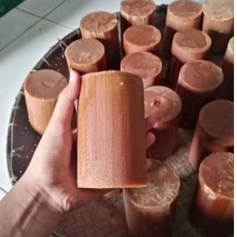 

Gula Merah asli, gula aren berat 1kg bungkus daun kelapa.