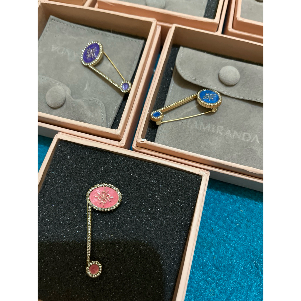 RM ivona  Brooch peniti
