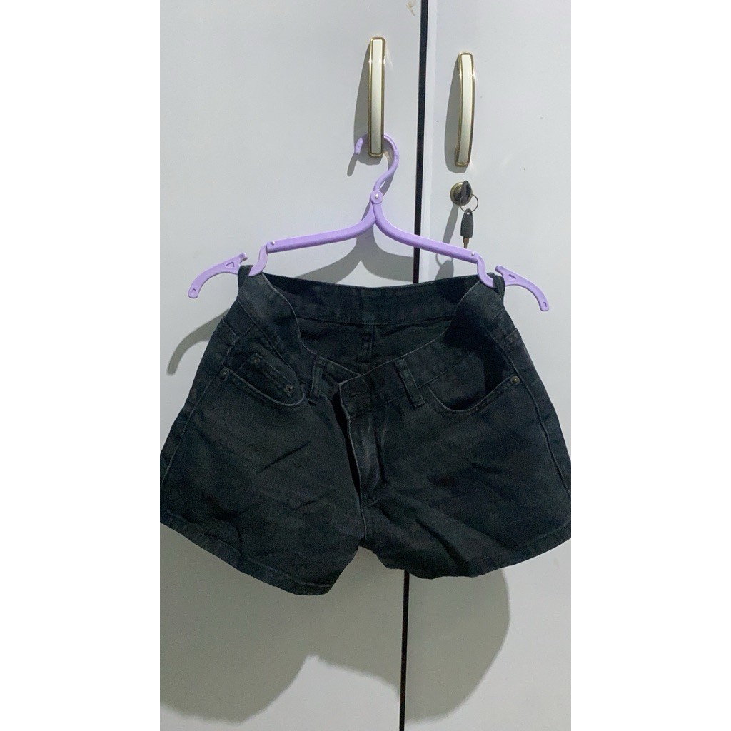 CELANA JEANS PENDEK HITAM WANITA
