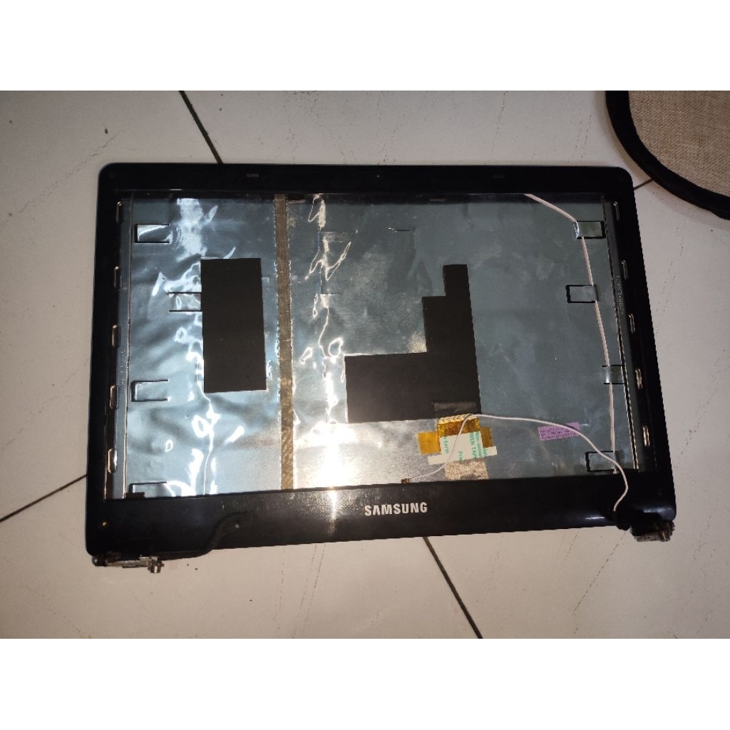 [01] Case Casing Laptop Samsung NP 300 E