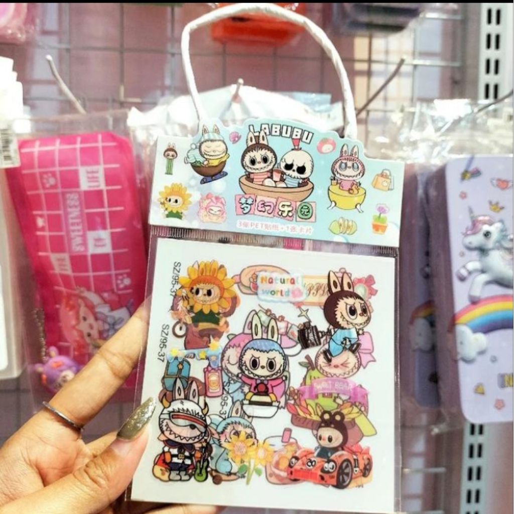 

STIKER LABUBU PVC MODEL TAS 4 LEMBAR KWALITAS PREMIUM