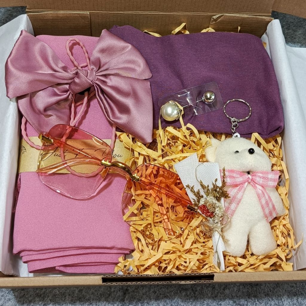 

Hampers Gift Box Pashmina Tuspin Hijab Ciput Bandana Strep Masker Pita Kacamata Jam Tangan Gantungan Boneka