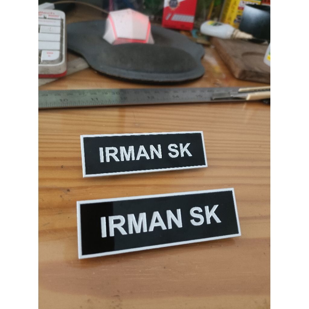 

name dada akrilik /grafir laser/name tag murah