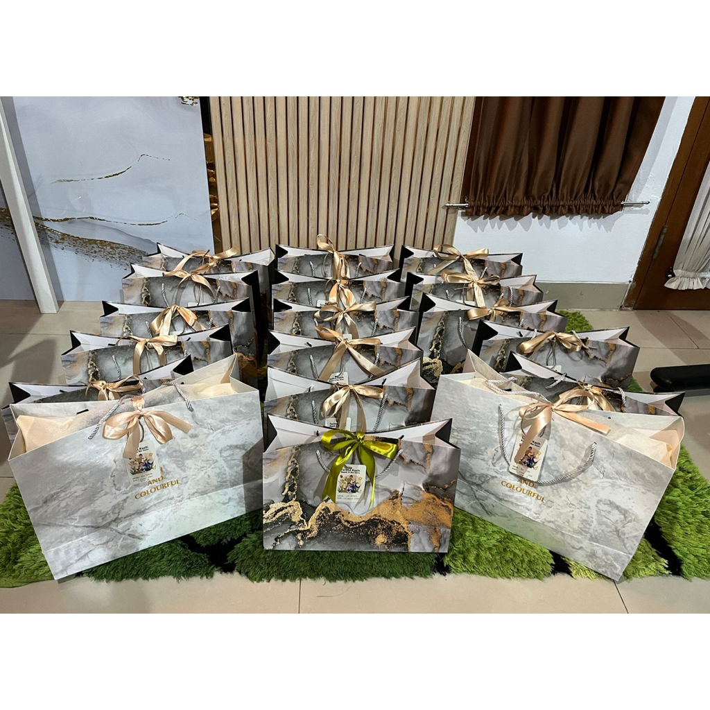 

Packing Paperbag Pita untuk Hampers