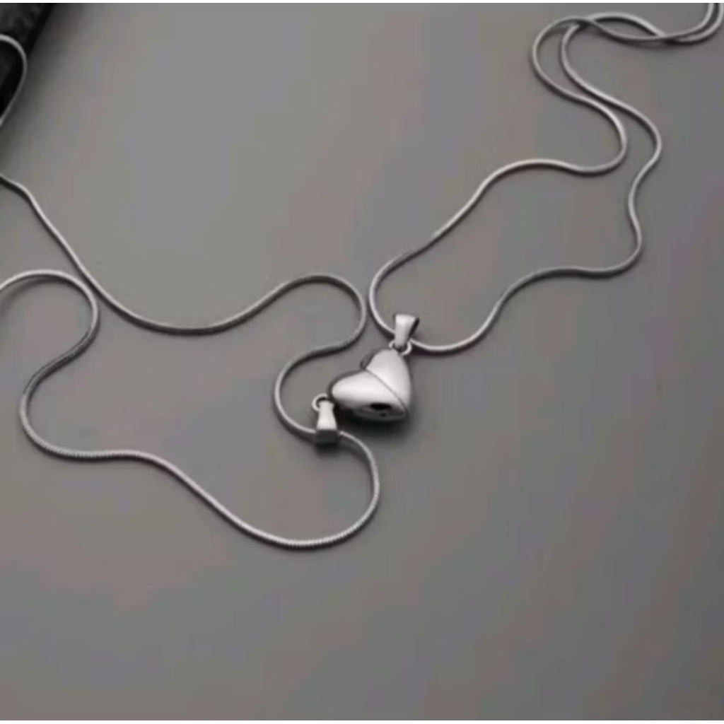 Kalung Couple Titanium Bulat Belut dengan Liontin Love Magnet Couple untuk Pria dan Wanita
