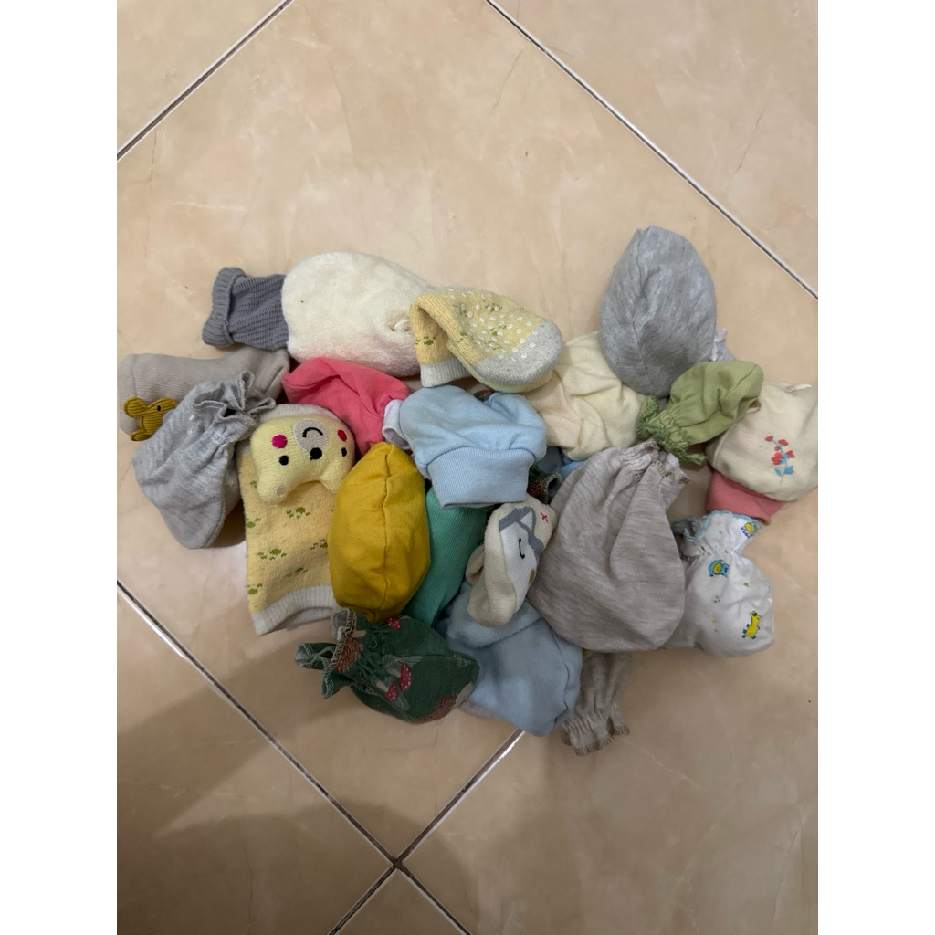 Preloved Sarung Tangan Bayi Kaos Kaki Bayi Campur semua 1 plastik