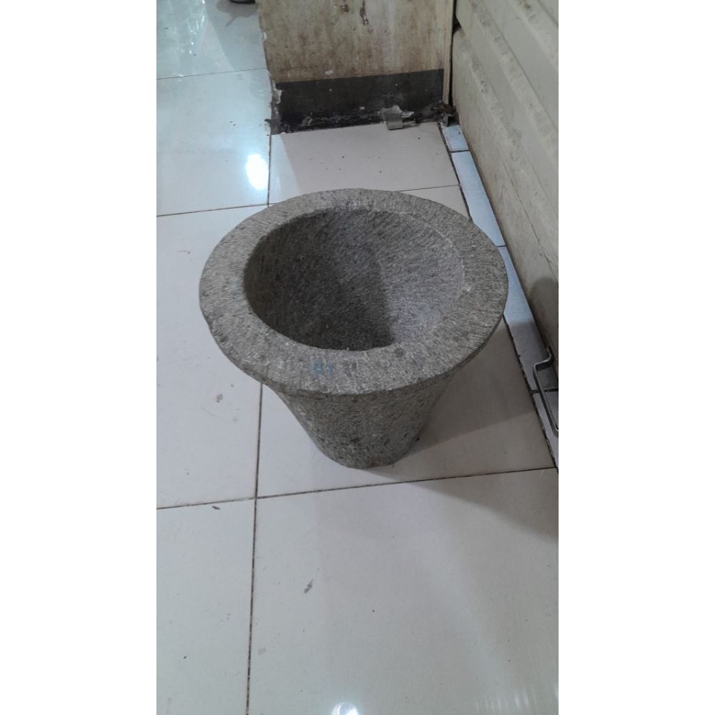Lumpang Bahan Batu Asli + Tumbukan kayu / ukuran Diameter 25 cm / Tinggi 30 cm