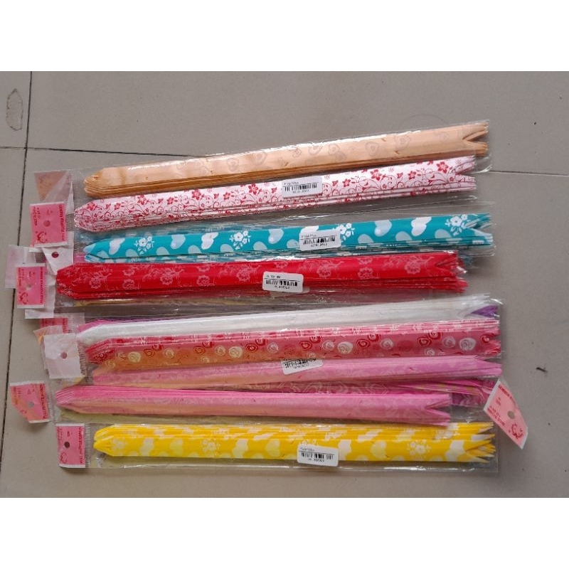 

pita tarik serut kurang lebih 20cm pita langsung jadi pita kado