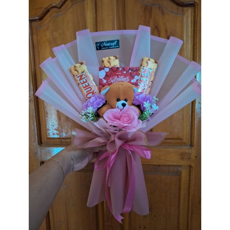 

Buket valentine coklat silverqueen + Boneka