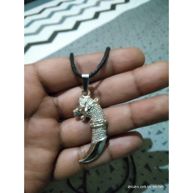 kalung liontin macan putih