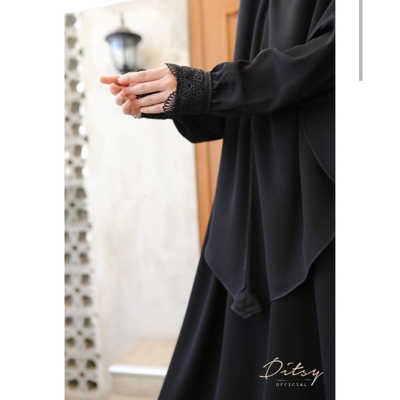 Preloved Ditsy Linnaea Lura Black Lace Series Size XL