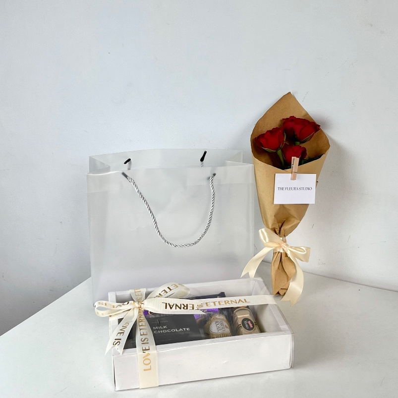 

THE FLEURA STUDIO - GIFT SET COKLAT BOX BOUQUET BUKET MAWAR SIMPLE