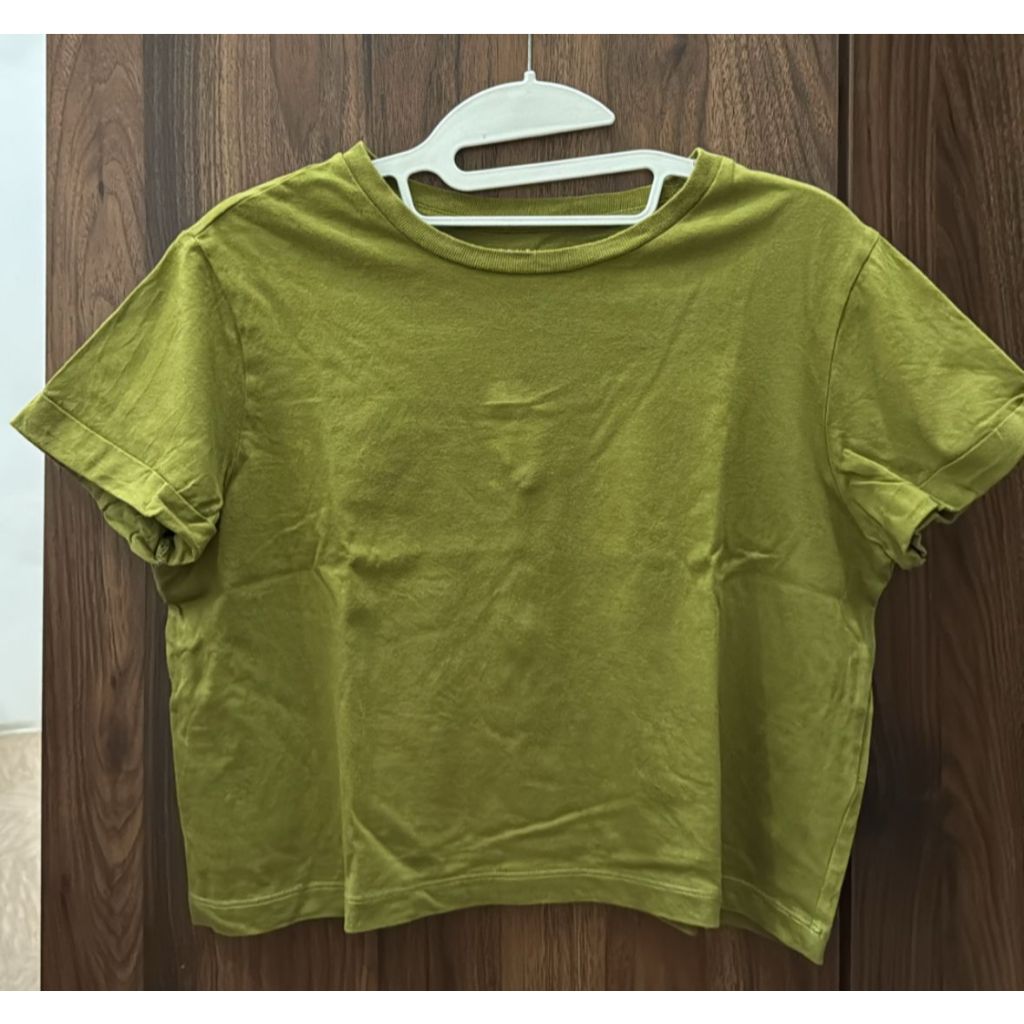 PRELOVED THE EXECUTIVE BASIC T-SHIRT GREEN ARMY CROP TEE Kaos Hijau Lengan Pendek POLOS CROP TOP