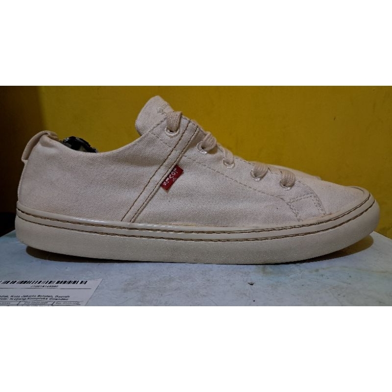 Sepatu casual pria second Levis size 43
