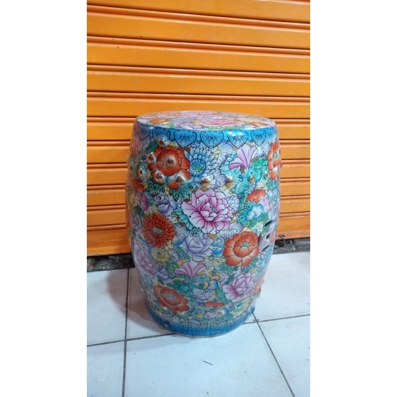 Tempat duduk keramik antik pajangan