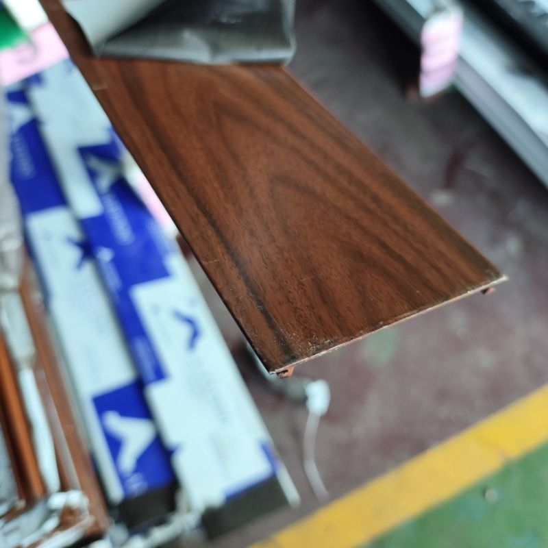 Tutup Kusen Aluminium Urat Kayu Infinito