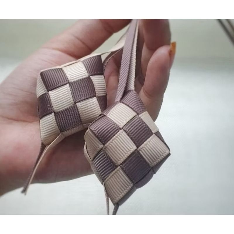 

1 Buah ketupat Pita 9MM Choco Chip-Tan