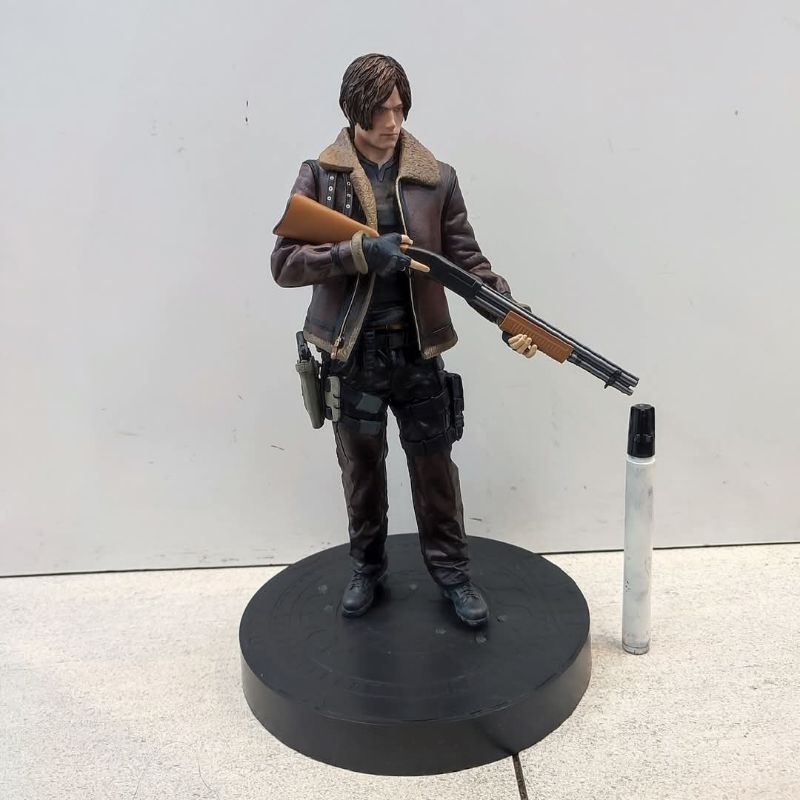mainan action figure Resident Evil - Leon Kennedy - Statueresident evil 2leon kennedyStatue detail
t