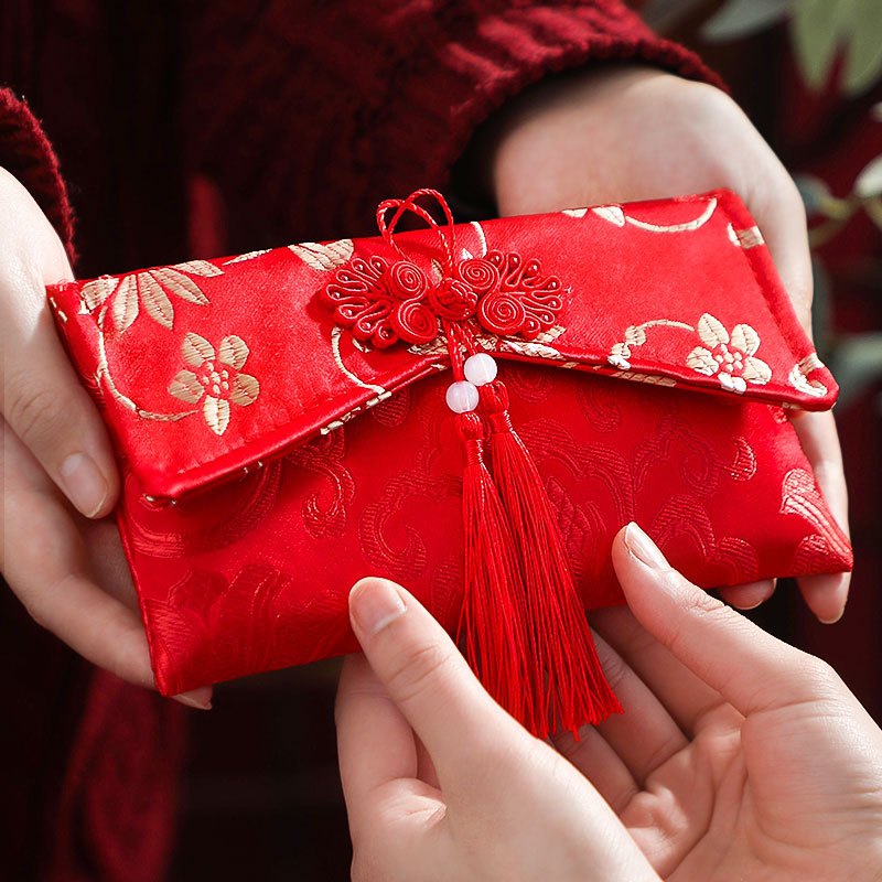 

RK Angpao Kain Imlek Chinese New Year Red Motif Embos Tulisan Pita Giok Mutiara FU Koin Terbaru Box