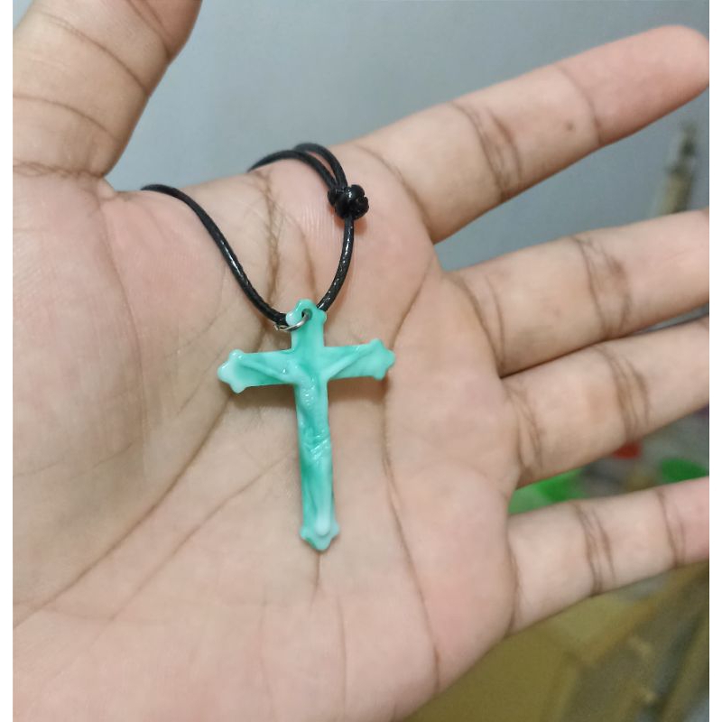 Kalung Salib Akrilik Hijau Corak Putih