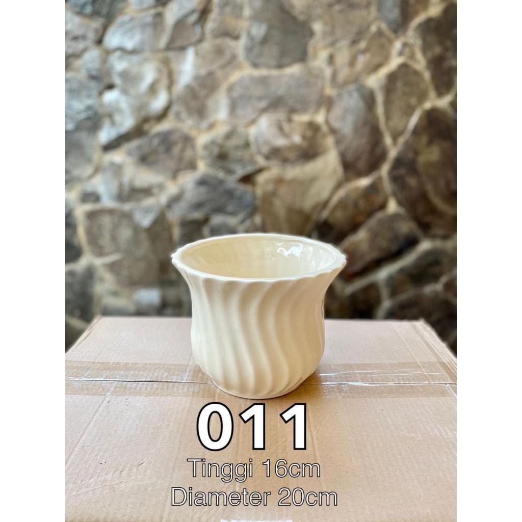 Pot Vas Bunga Keramik Putih Polos 011 Rumbai Besar T: 18 cm D: 20 cm Eceran Grosir Dekorasi Ruangan 