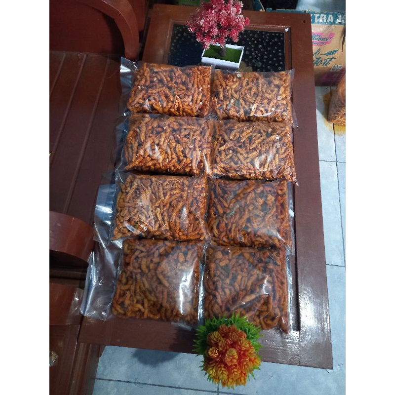 

kripik usus pedas dan original