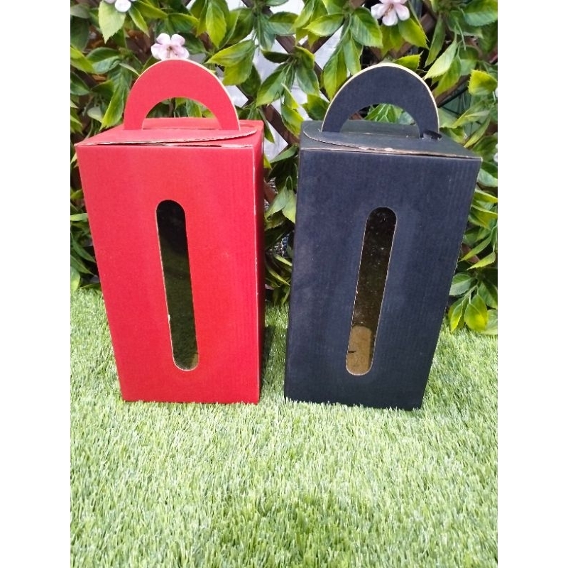 

Kardus lebaran polos.Tersedia 3 varian coklat,merah dan hitam.Model jinjing