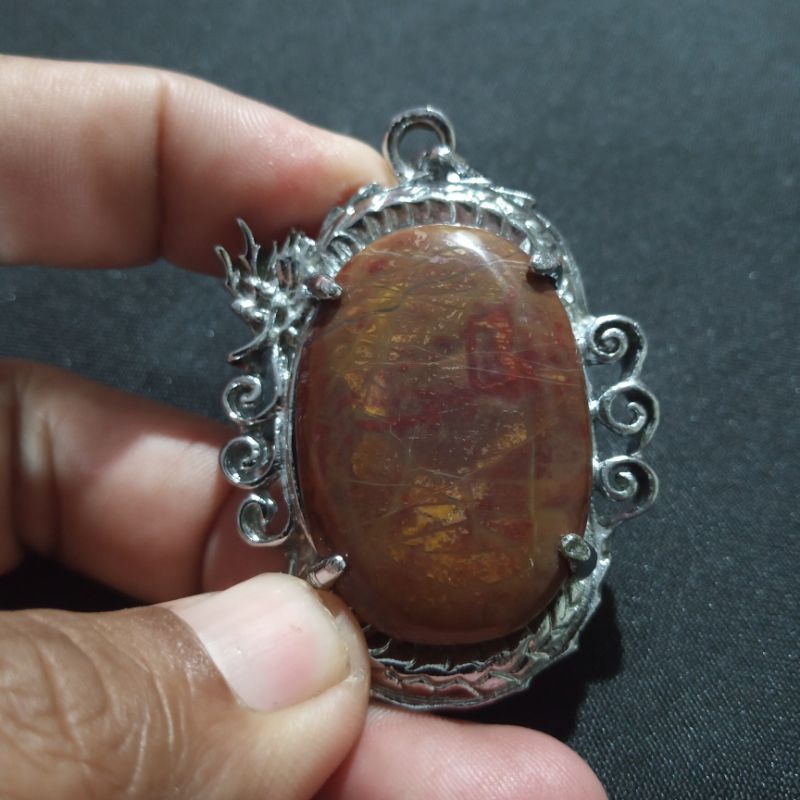 Liontin batu akik badar asem gambar sosok wanita