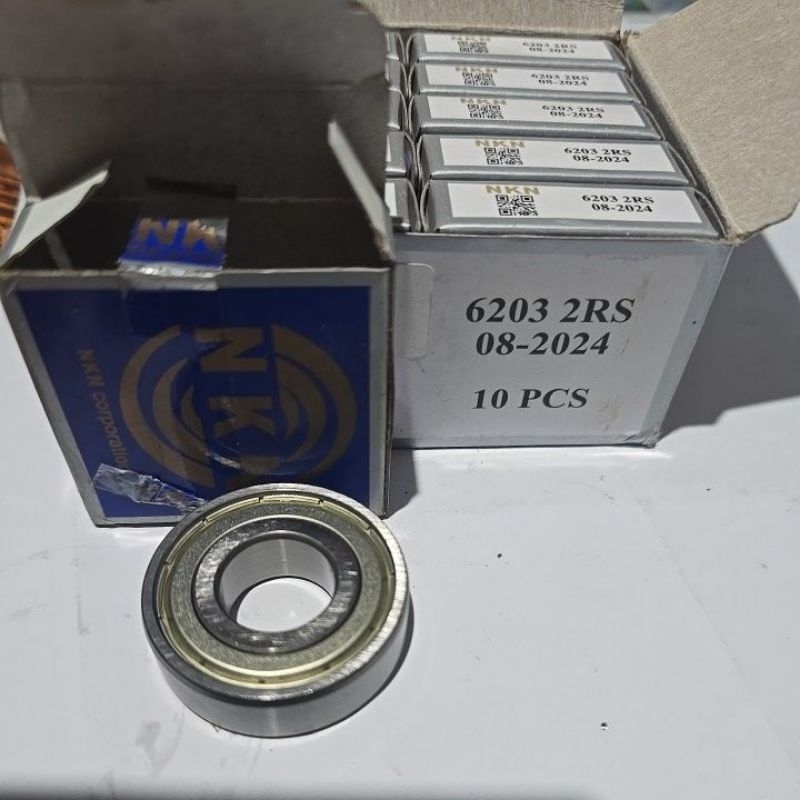 LAHER RODA DEPAN KANAN VESPA SUPER/PS/BAJAJ merk NKN 6203