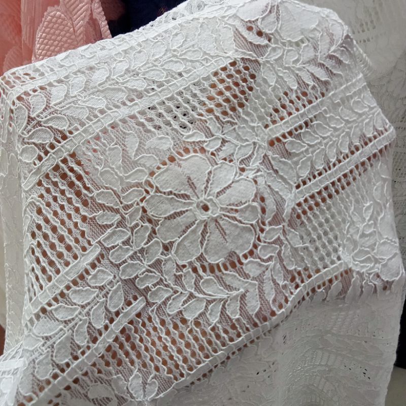 Kain Brokat Semi Prada - Kain Brokat Motif Bunga Ecnik Import - Kain Brukat Warna Putih - Kain Meter