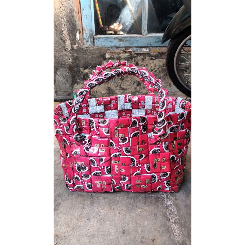 KERAJINAN TANGAN TAS DARI BUNGKUS KOPI