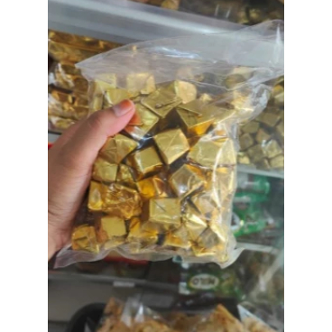 

COKLAT PIRAMID 500g isi 70pcs leburan silverqueen mix coklat milk isi kacang mede