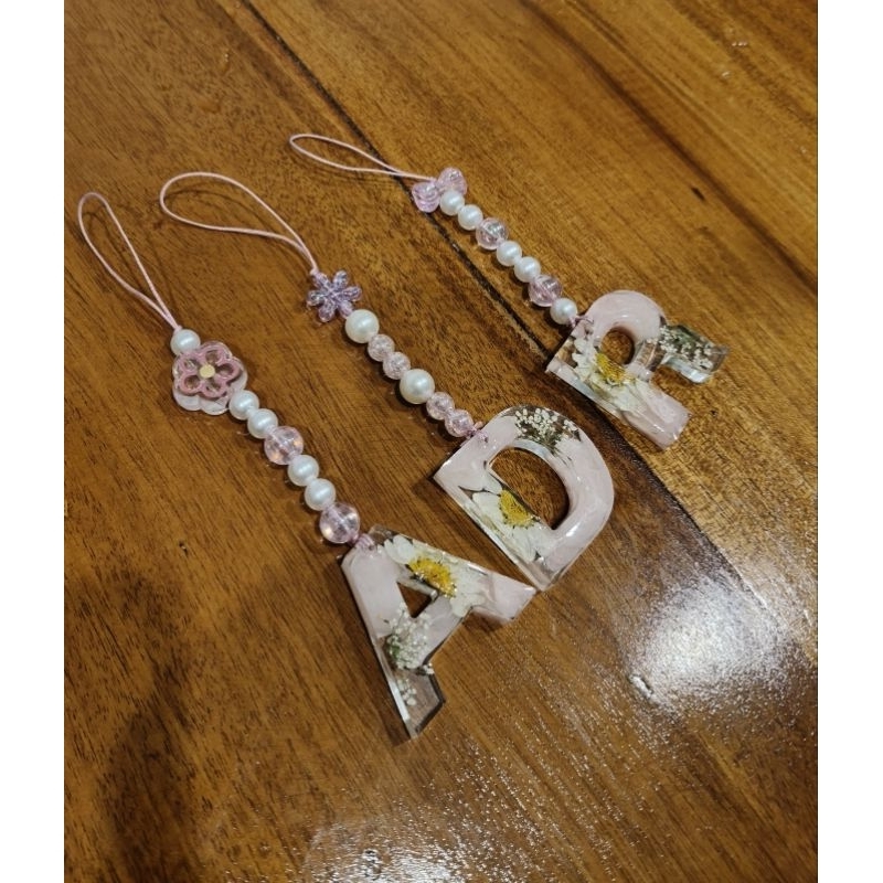 Phone Charm Alfabet dengan Bunga Asli
