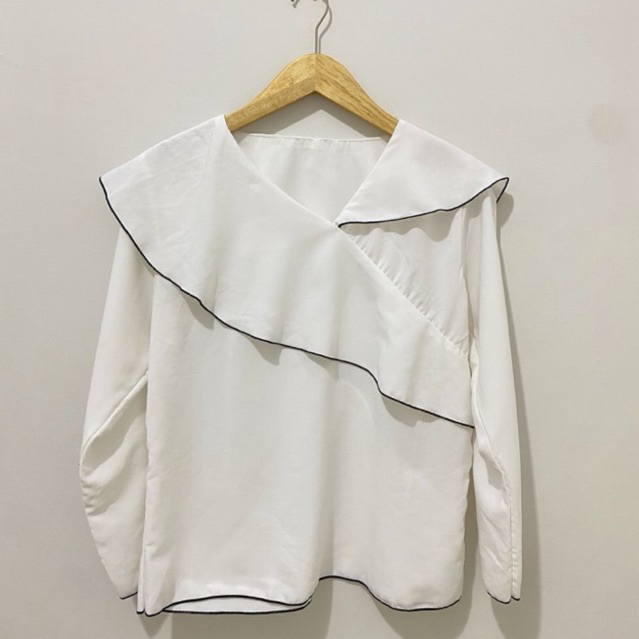 Blouse Putih Ruffle