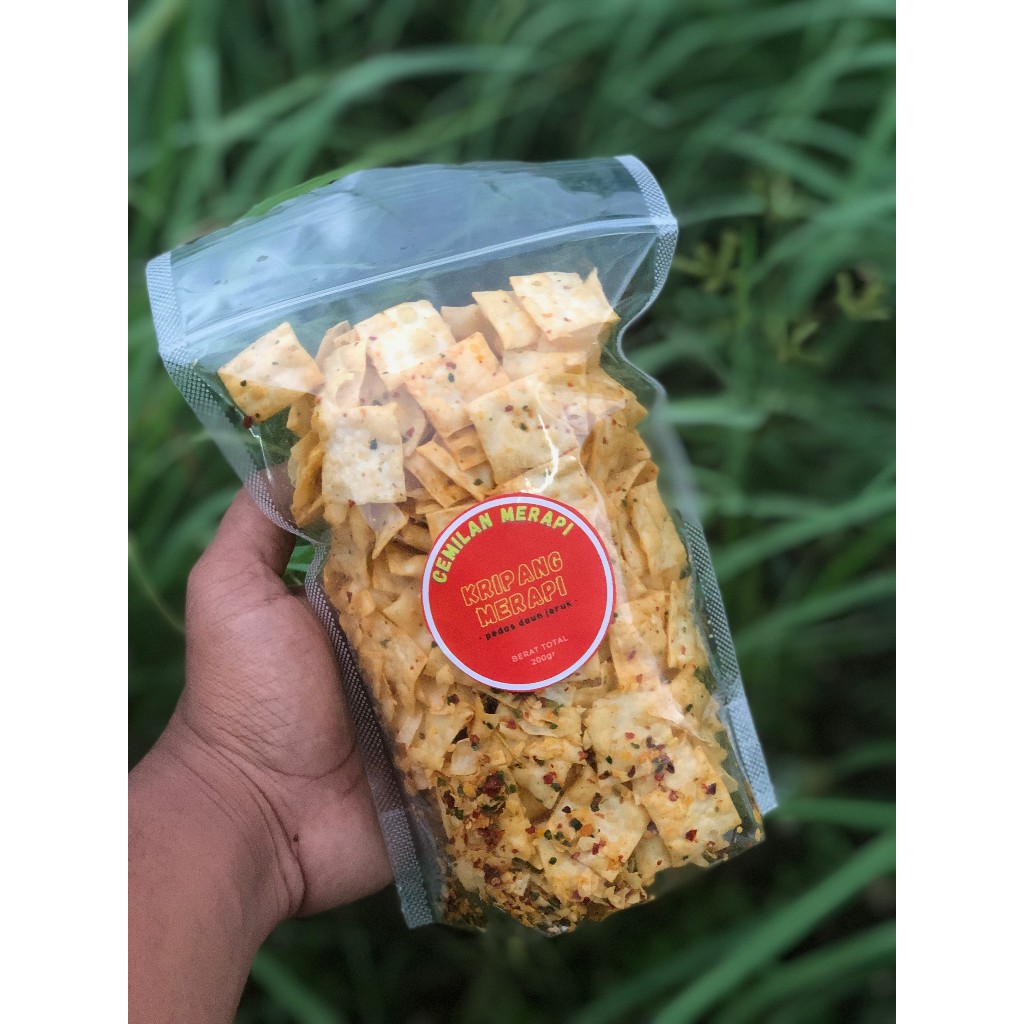 

Keripik Pangsit pedas daun jeruk 500gr/ keripik pangsit 200gram / keripik pangsit 500gram/ cemilanmerapii