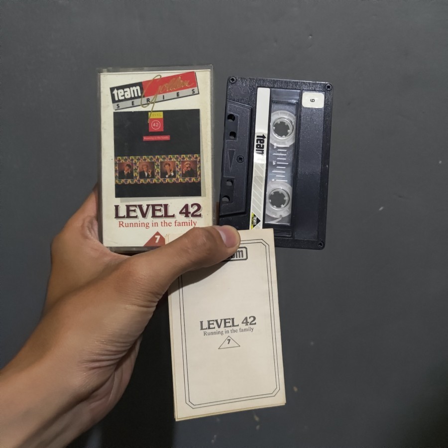 Kaset Pita Level 42 - Running in the Family Team Records Golden Series