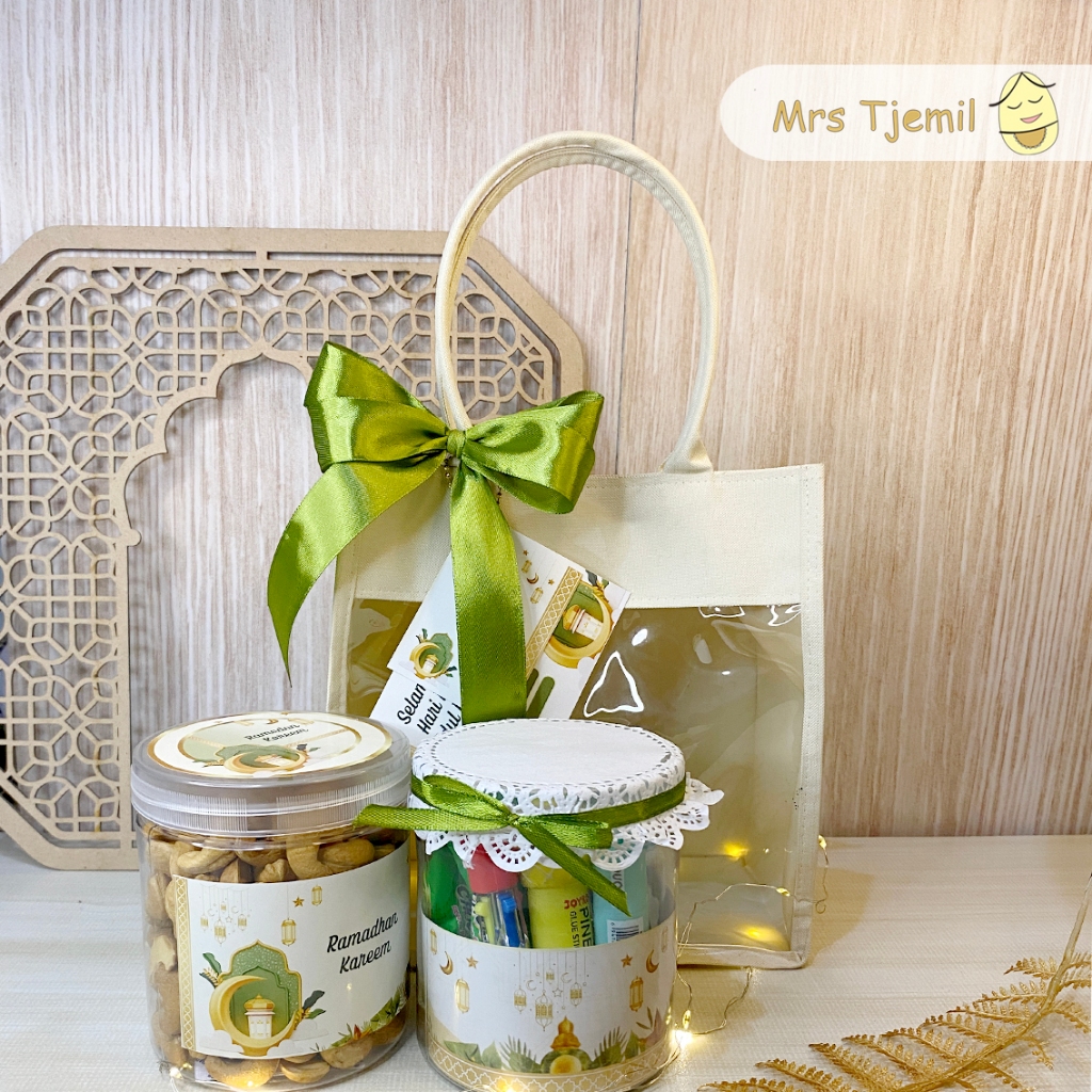 

PARCEL AZIZA - Mrs Tjemil - Hampers Hari Raya Lebaran Idul Fitri kacang mede soes oat bar atk unik