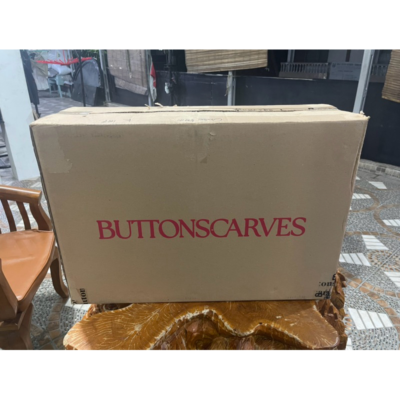 

Kardus 69 cm x 25 cm x 47 cm (1300) Bekas Button Double Wall