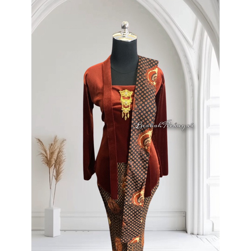Setelan Kebaya Bludru Kutu Baru Warna Teracotta / Kebaya + Selendang + Jarik Wiru Plisket