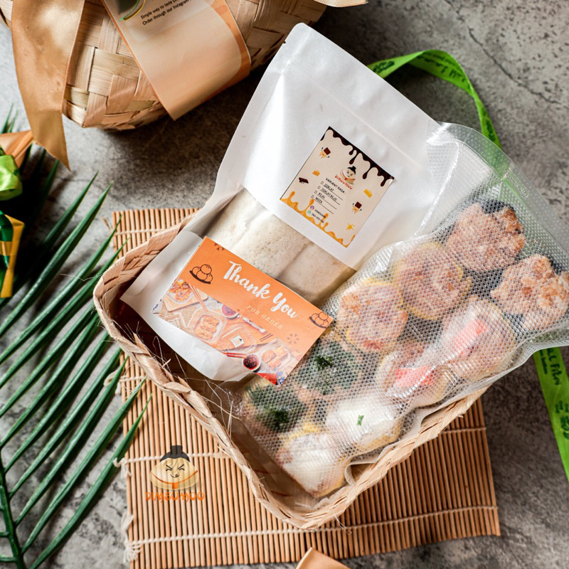 

Hampers DIMSUM & SNACK AROMA Besek Paket Lebaran Ramadhan Murah 100% Halal
