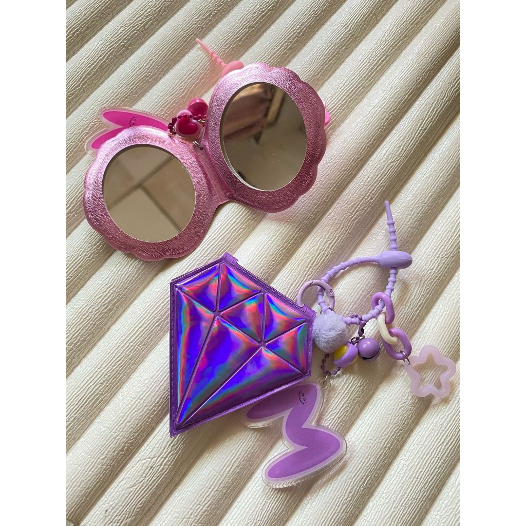 Whitestuff Cermin Kerang Pocket Mirror Gantungan Kunci Hiasan Tas Huruf Alphabet Abjad Akrilik