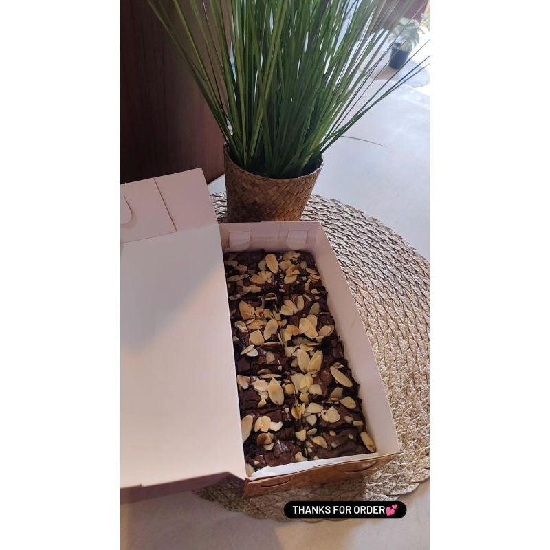 

Fudgy Brownies Almond , Fudgy Brownies Original