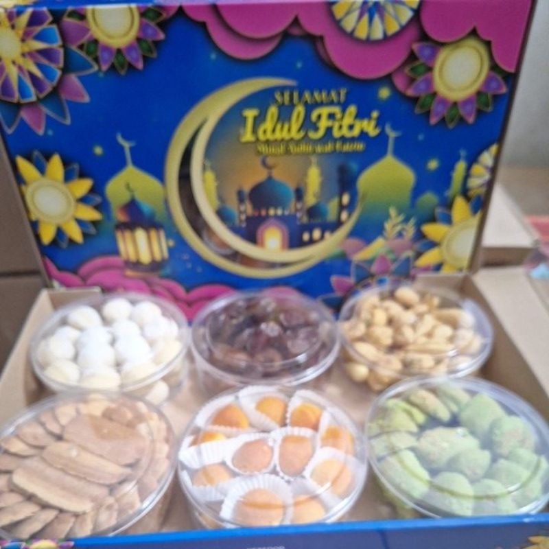 

Kue paket Lebaran isi 6 jenis kue per box.