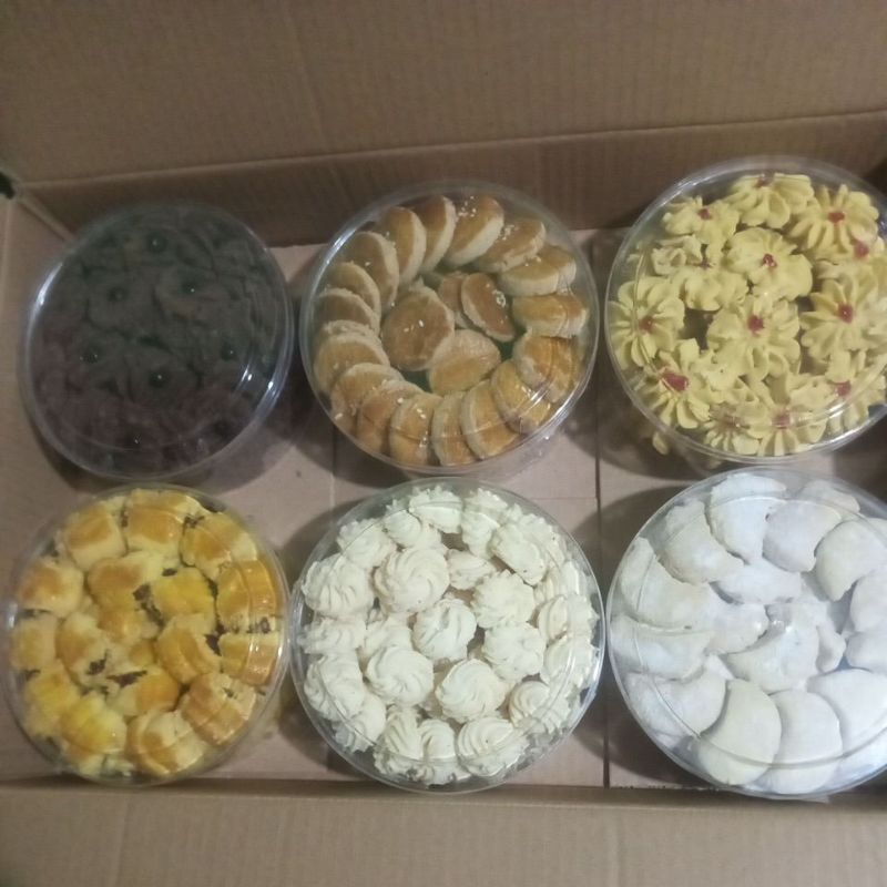 

paket kue 6 toples 500garan seperti gambar/poto 6 macam