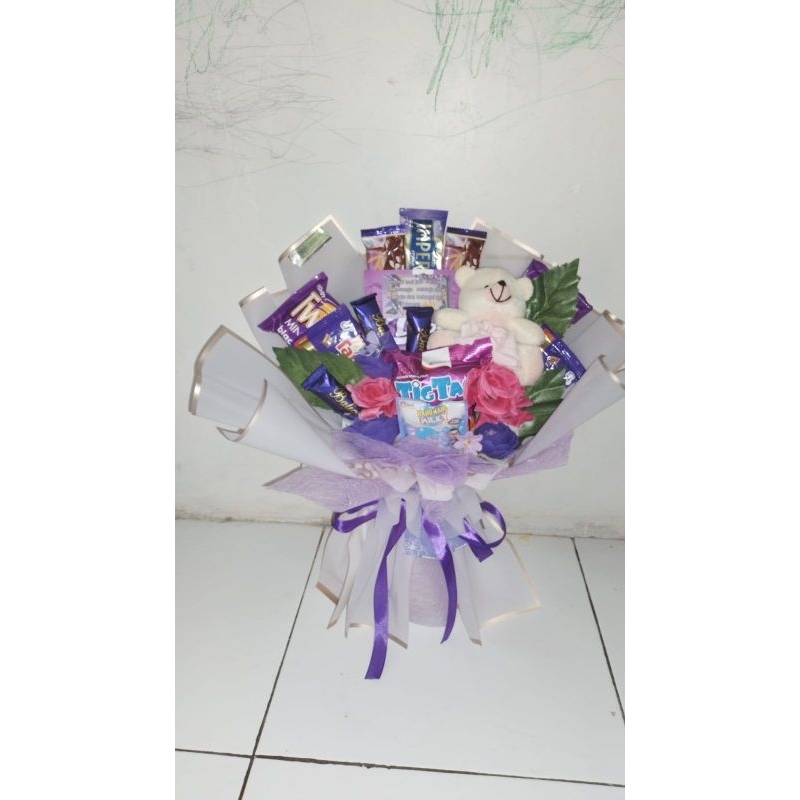 

buket makanan plus boneka lebaran