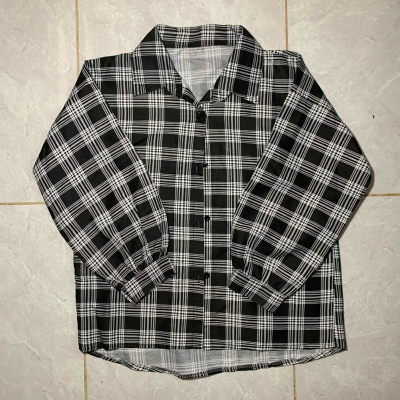 PRELOVED KEMEJA KOTAK KOTAK OUTER HITAM PUTIH CROP TOP