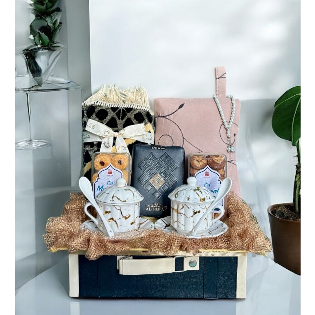 

Hampers Parcel Lebaran Mukenah Sarung Premium Eid Ready Stock (Parcel K)